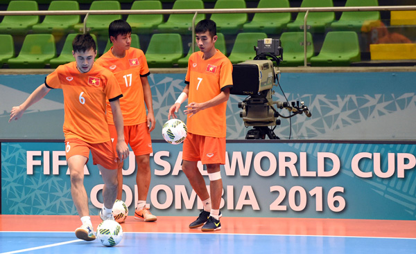 Tuyển Futsal Việt Nam đã có mặt tại Medellin sau hơn nửa ngày di chuyển - Ảnh 6.