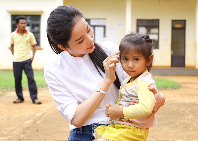 Hoa khôi Nam Em vượt 300km mang trung thu đến với trẻ em KHo - Ảnh 6.