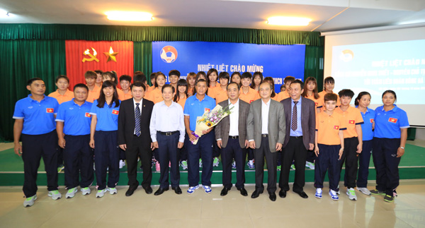 Nguyên Chủ tịch nước Nguyễn Minh Triết thăm và động viên các ĐT Việt Nam - Ảnh 6.