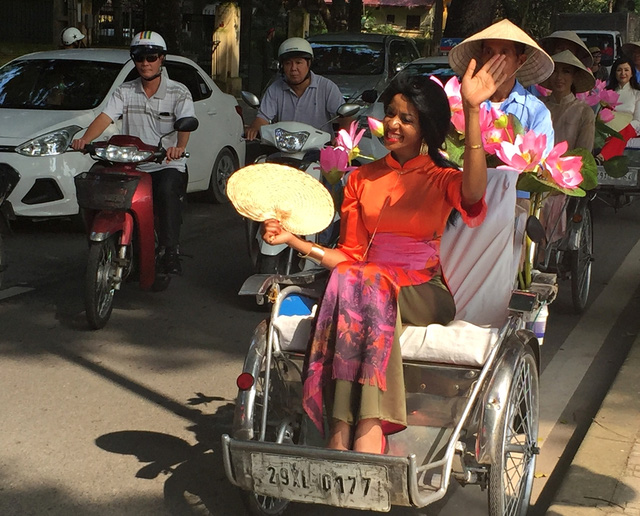 Dàn nghệ sĩ gạo cội diễu hành áo dài trên các tuyến phố Hà Nội - Ảnh 8.