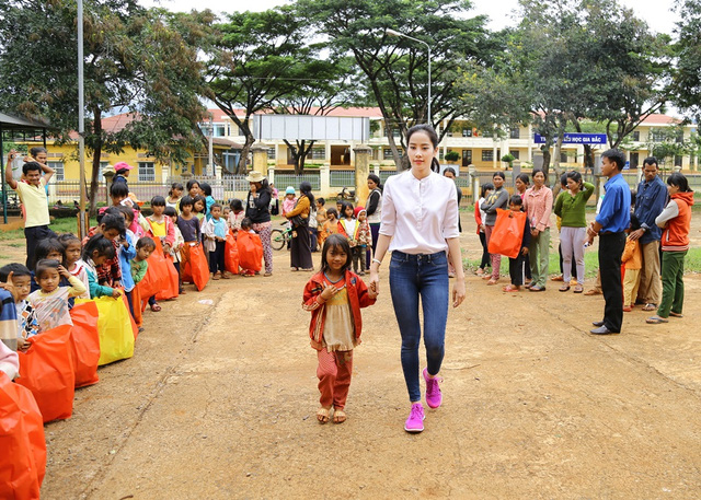 Hoa khôi Nam Em vượt 300km mang trung thu đến với trẻ em KHo - Ảnh 8.