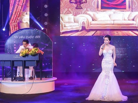 Minh Trang Ly Ly khóc trong liveshow khi hát ca khúc về cha - Ảnh 8.