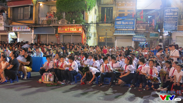 Tưng bừng khai hội Trung thu trên phố cổ Hà Nội - Ảnh 1.