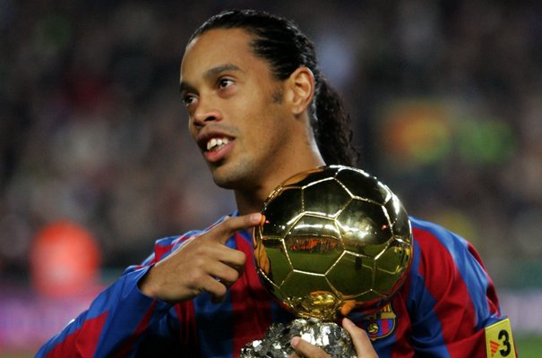 Barcelona tái “kí hợp đồng” với Ronaldinho - Ảnh 1.