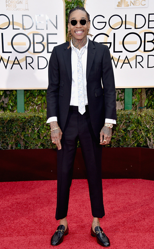 Wiz Khalifa vẫn thể hiện được phong cách phóng khoáng trong bộ vest lịch thiệp màu navy Wiz Khalifa vẫn thể hiện được phong cách phóng khoáng trong bộ vest lịch thiệp màu navy