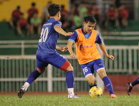 ĐT Việt Nam lên đường sang Indonesia đá bán kết lượt đi AFF Suzuki Cup - Ảnh 2.