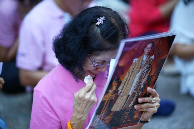 Người dân Thái Lan khóc nghẹn, tiếc thương Nhà vua Bhumibol Adulyadej - Ảnh 5.