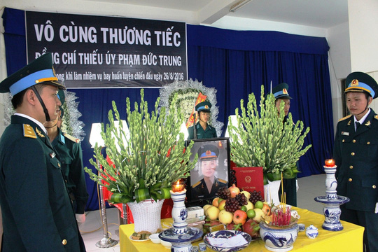 Thăng quân hàm thiếu úy cho học viên phi công Phạm Đức Trung - Ảnh 1.