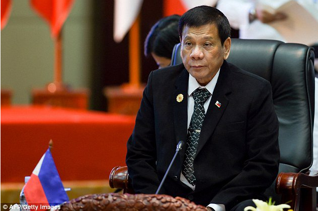 Tổng thống Duterte sẽ ký sắc lệnh cấm hút thuốc lá ở nơi công cộng - Ảnh 1.