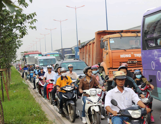 Tai nạn liên hoàn trên Xa lộ Hà Nội (TP.HCM) - Ảnh 2.