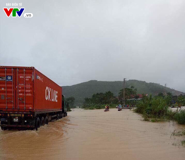 Chùm ảnh: Hà Tĩnh ngập nặng, hơn 14.000 học sinh miền núi chưa thể đến trường - Ảnh 2.