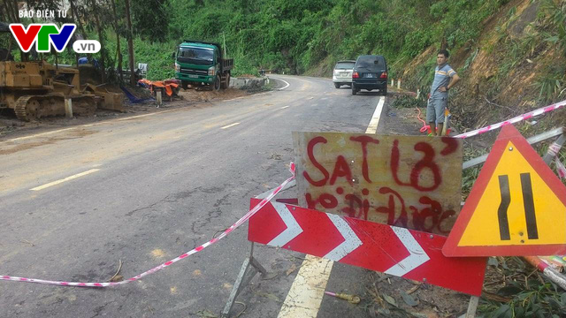 Sạt lở gây ách tắc đèo Khánh Lê nối Nha Trang - Đà Lạt - Ảnh 2.