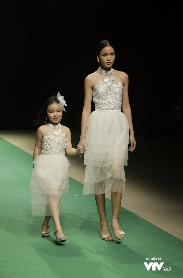 Bế con trên tay, Hồng Quế suýt vồ ếch trên sàn catwalk - Ảnh 13.