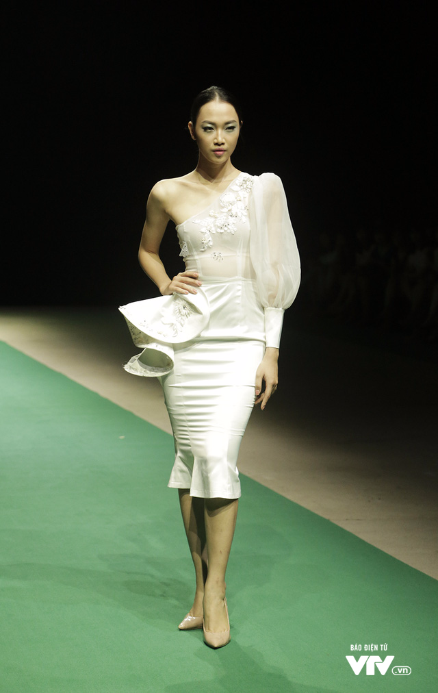 Bế con trên tay, Hồng Quế suýt vồ ếch trên sàn catwalk - Ảnh 7.