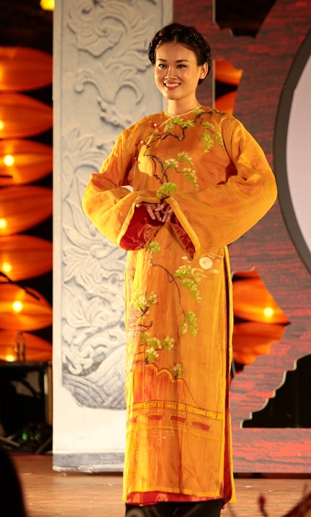 Hồn Việt bừng sáng trong bộ sưu tập áo dài Thu Vọng Nguyệt - Ảnh 1.