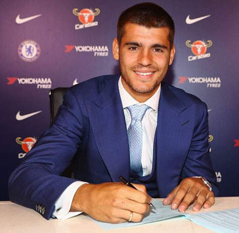 Morata trong buổi họp báo ra mắt Chelsea Morata trong buổi họp báo ra mắt Chelsea