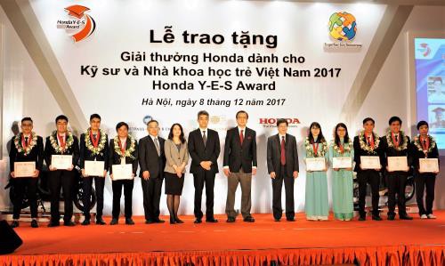 Trao tặng giải thưởng cho kỹ sư và nhà khoa học trẻ Việt Nam - Ảnh 1.