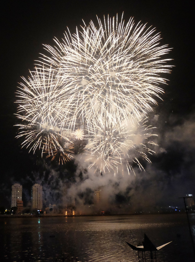 Lễ hội Pháo hoa quốc tế Đà Nẵng 2017: Mãn nhãn cuộc so tài Nhật Bản - Thụy Sĩ - Ảnh 4.