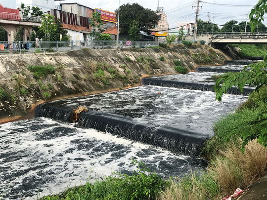 Nước kênh Ba Bò (TP.HCM) đen đặc, bốc mùi hôi thối - Ảnh 1.