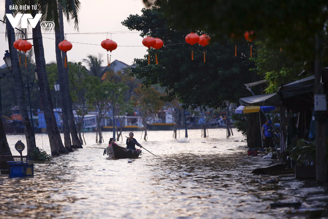 Phố cổ Hội An trở lại yên bình sau trận lụt nặng - Ảnh 8.