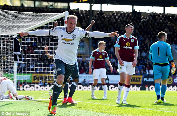 Burnley 0-2 MU: Martial, Rooney lập công, MU sắp đuổi kịp Man City - Ảnh 2.