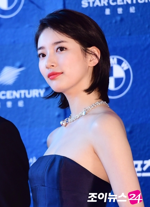 Lễ trao giải Baeksang 2017: Yoona (SNSD) rực rỡ sắc đỏ, Suzy e ấp trong bộ váy navy - Ảnh 6.