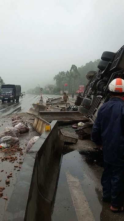 Xe giường nằm đâm dải phân cách, nhiều người thương vong - Ảnh 1.