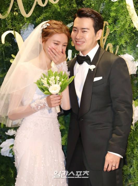 Tài tử Joo Sang Wook hôn vợ say đắm trong lễ cưới - Ảnh 4.