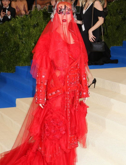 Té ngửa trước những bộ cánh kỳ dị ở Met Gala 2017 - Ảnh 2.