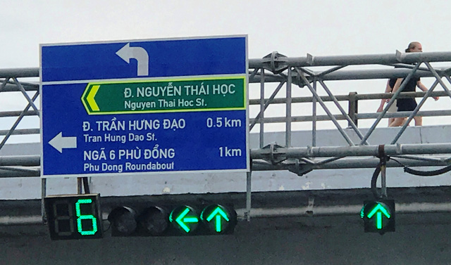 TP.HCM lắp bảng chỉ đường song ngữ Việt - Anh - Ảnh 4.