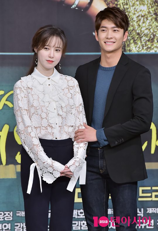 Kang Tae Oh rạng rỡ bên đàn chị Goo Hye Sun ra mắt phim mới - Ảnh 3.