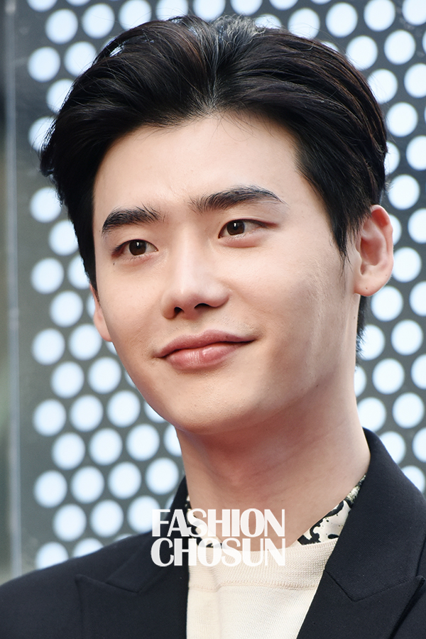 Cận cảnh làn da trắng hơn sứ của mỹ nam Lee Jong Suk - Ảnh 7.