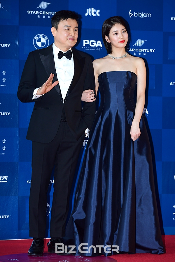 Lễ trao giải Baeksang 2017: Yoona (SNSD) rực rỡ sắc đỏ, Suzy e ấp trong bộ váy navy - Ảnh 5.