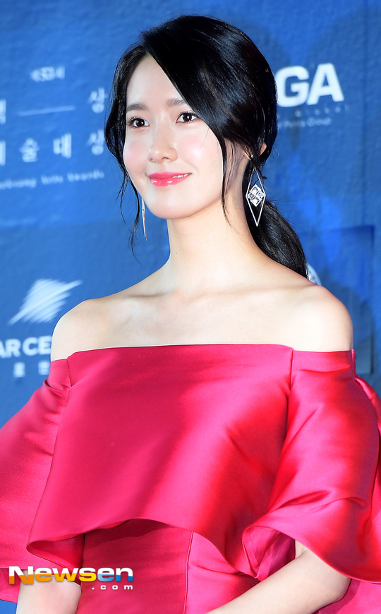 Lễ trao giải Baeksang 2017: Yoona (SNSD) rực rỡ sắc đỏ, Suzy e ấp trong bộ váy navy - Ảnh 2.