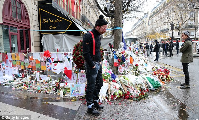 Nổ súng bên ngoài Nhà thờ Đức Bà Paris, Pháp - Ảnh 3.