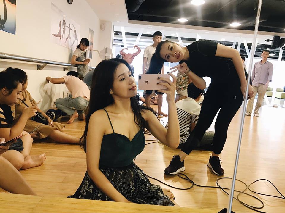 D&agrave;n diễn vi&ecirc;n Gh&eacute;t th&igrave; y&ecirc;u th&ocirc;i cực đ&aacute;ng y&ecirc;u qua loạt ảnh hậu trường - Ảnh 3.