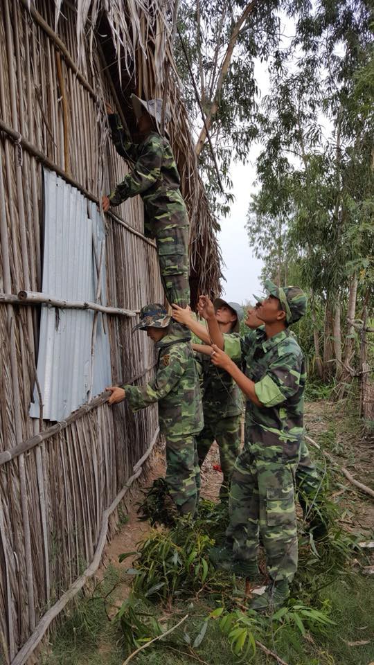 Tiền Giang: Bộ đội giúp dân chống bão số 16 - Ảnh 3.