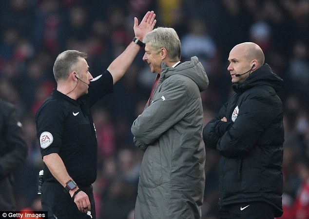 Wenger: Trọng tài thích thì đuổi tôi thôi - Ảnh 1.