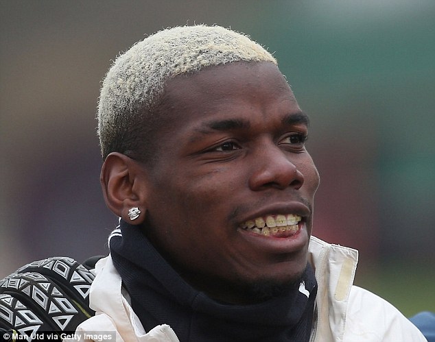 Pogba cười tươi, khoe trang sức vàng lấp lánh trên sân tập - Ảnh 1.