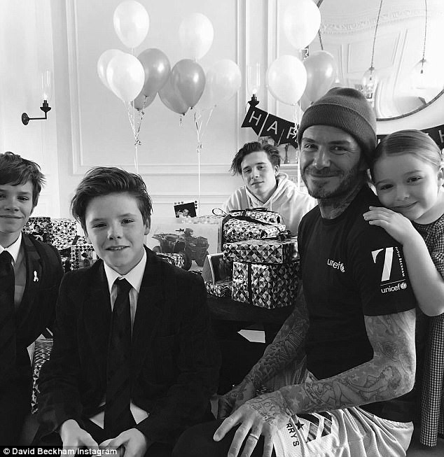 David Beckham mừng sinh nhật 42 tuổi hạnh phúc bên gia đình - Ảnh 1.