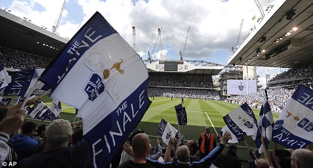 VIDEO Nhìn lại trận chia tay sân White Hart Lane đầy cảm xúc giữa Tottenham - Man Utd - Ảnh 5.