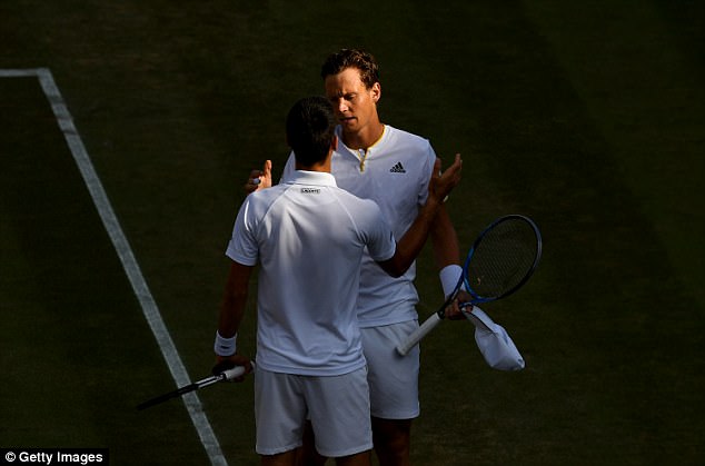 Djokovic dừng bước tại tứ kết Wimbledon do chấn thương     - Ảnh 1.