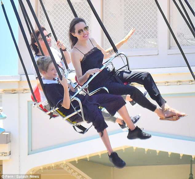 Angelina Jolie tổ chức sinh nhật con tại Disneyland - Ảnh 3.