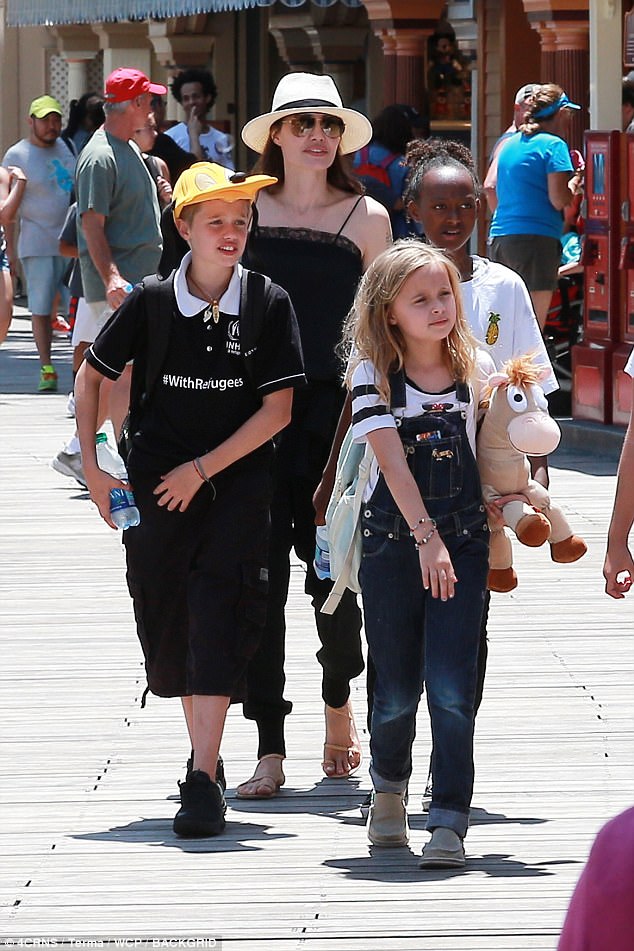 Angelina Jolie tổ chức sinh nhật con tại Disneyland - Ảnh 1.