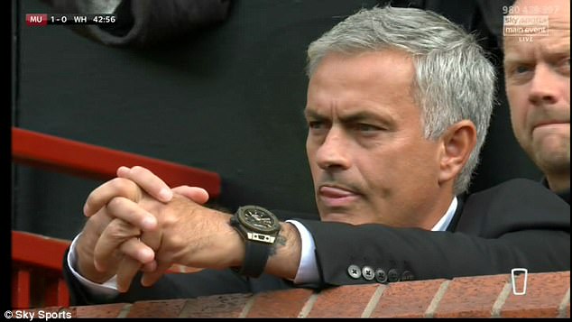 Fan Man Utd đoán già đoán non về hình xăm mới của Jose Mourinho - Ảnh 1.