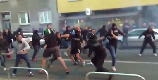 Fan Spartak Moscow bắn pháo sáng suýt trúng trọng tài - Ảnh 1.