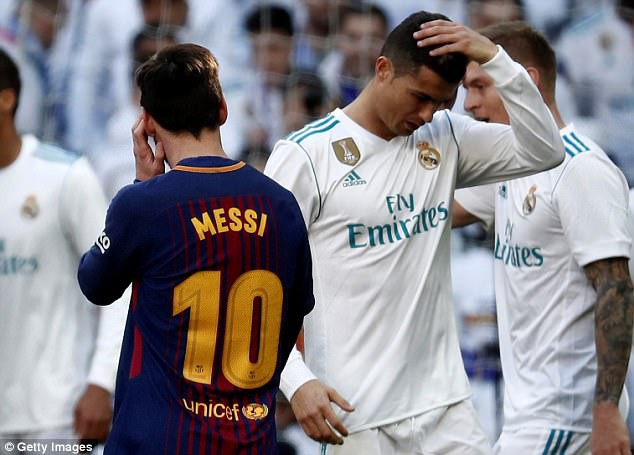 Messi sút trúng khung gỗ nhiều gấp rưỡi số bàn thắng của Ronaldo - Ảnh 1.