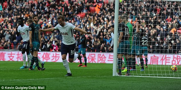 Kết quả bóng đá châu Âu rạng sáng 27/12: Liverpool đại thắng, Man Utd thoát thua phút cuối - Ảnh 1.