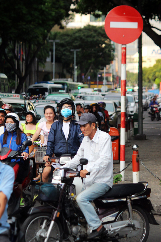 Người dân TP.HCM lúng túng khi điều chỉnh giao thông khu vực trung tâm - Ảnh 1.