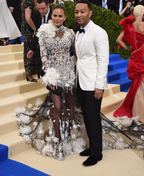 Té ngửa trước những bộ cánh kỳ dị ở Met Gala 2017 - Ảnh 5.